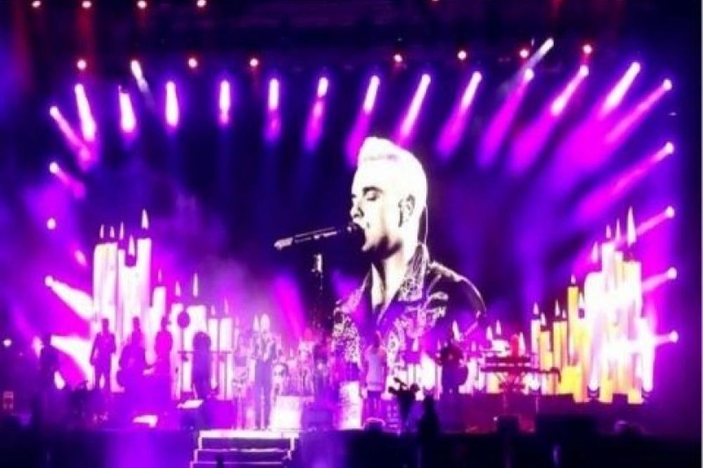 Αυτή ανέβασε στη σκηνή ο Robbie Williams! (photos)