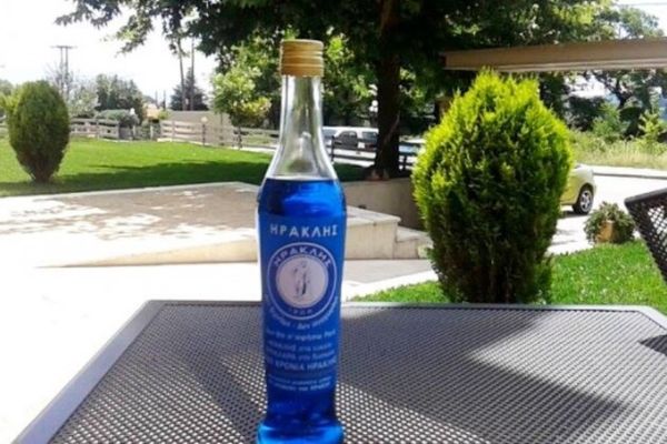 Και το τσίπουρο είναι μπλε…
