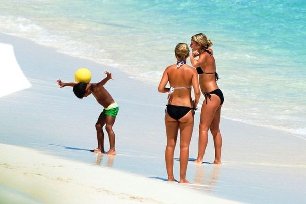 Ο γιος του Ρονάλντο παίζει μεγάλη μπάλα και όλοι τον χαζεύουν (photos)