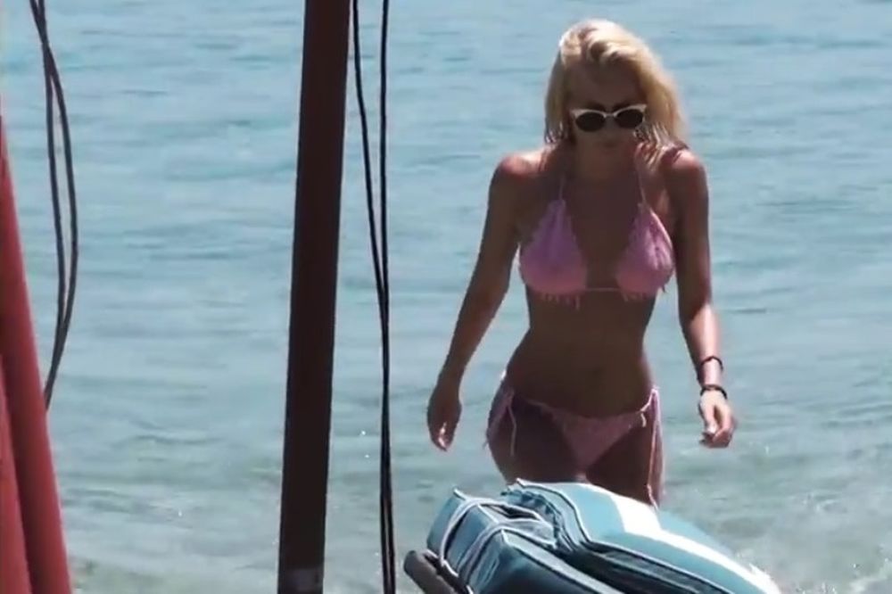 Η κουκλάρα του Κλάους φέρνει… ζαλάδα στη Μύκονο! (video)