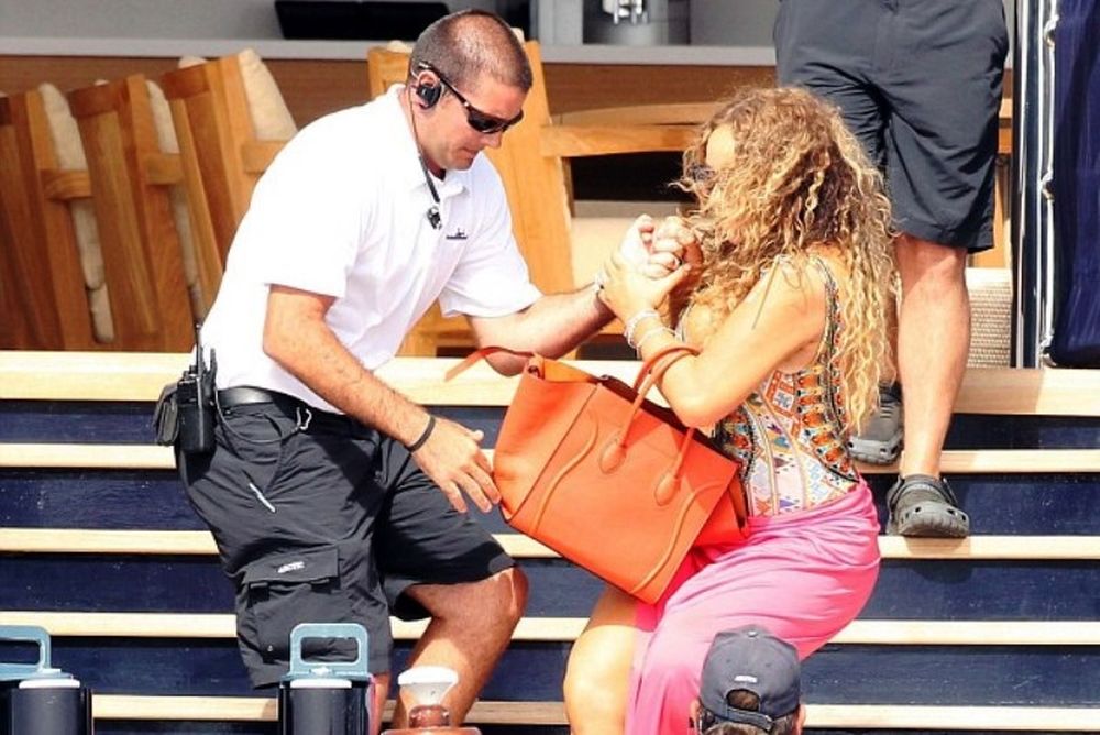 Η… πτώση της Μαράια Κάρεϊ (photos)