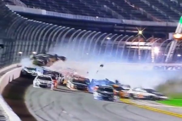 Σοκαριστικό ατύχημα στο Daytona! Αμάξι… έσκασε στα κάγκελα και διαλύθηκε! (videos)