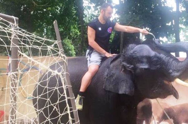 Μπάλα με… ελέφαντες ο Χούτος! (photo)