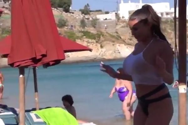 Μας έβγαλε τα… μάτια! Διάφανο μαγιό το… τούμπανο Lexy Stevens! (video)