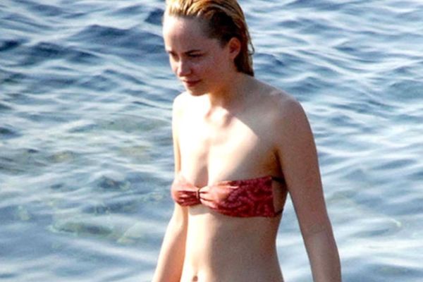 Τα πέταξε όλα στην παραλία γνωστή ηθοποιός! (photos)