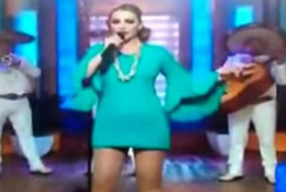  Της έπεσε η... σερβιέτα όταν τραγουδούσε on air! (video)