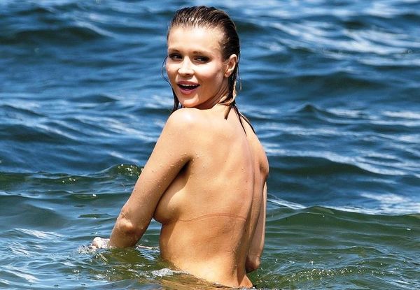 Topless σε παραλία η Κρούπα (photos)