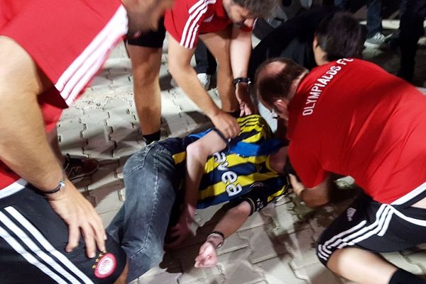 Υπόκλιση σε Ολυμπιακό για την βοήθεια σε οπαδό της Φενέρμπαχτσε! (photos+video)
