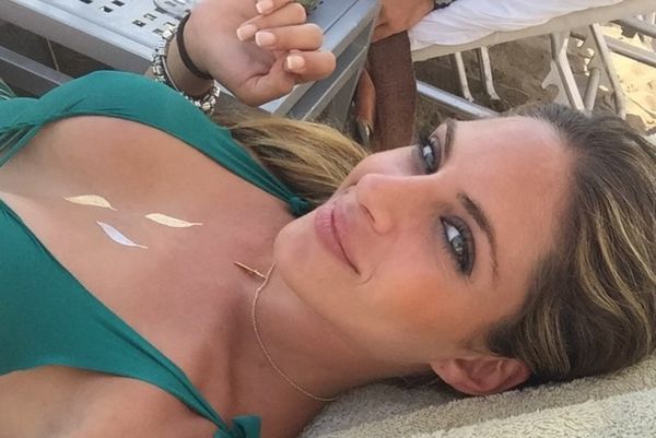 Μας… τρέλανε η Μάρτα! Καυτή… πίσω όψη πάνω σε κότερο! (photo)