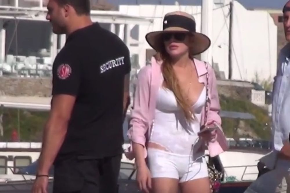 Η Λόχαν έκανε βόλτα στην Μύκονο με τα εσώρουχά της! (videο)