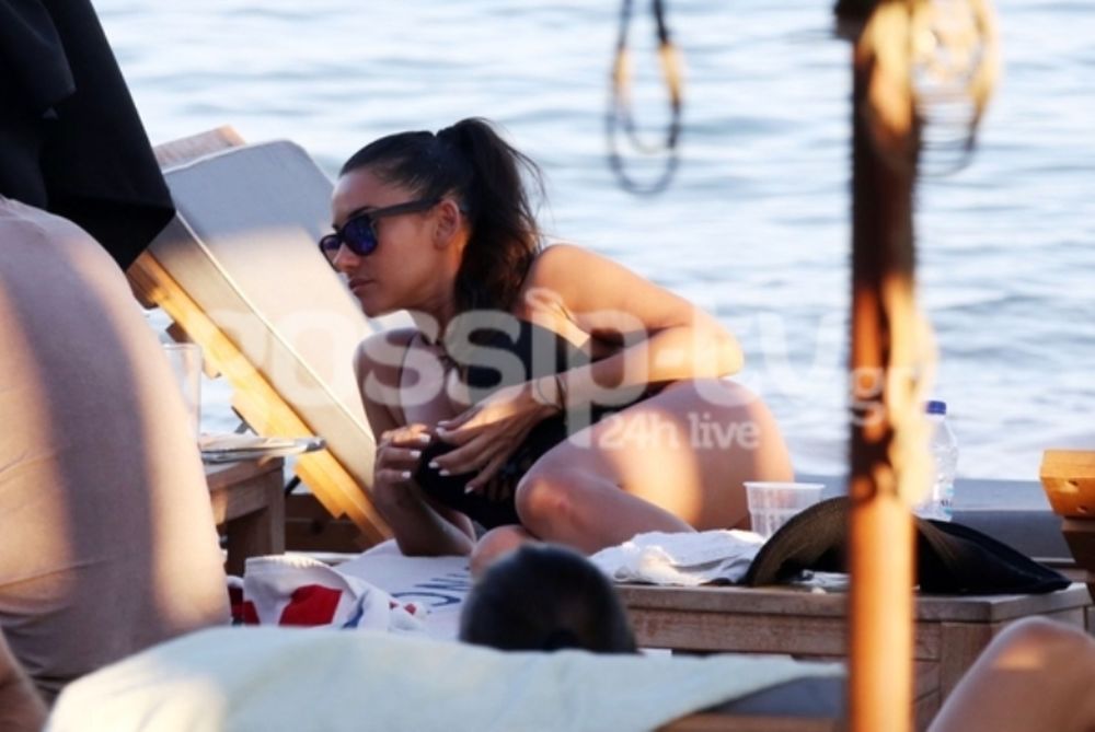 «Άναψε φωτιές» στην Βάρκιζα η Μουστάκα (photos)