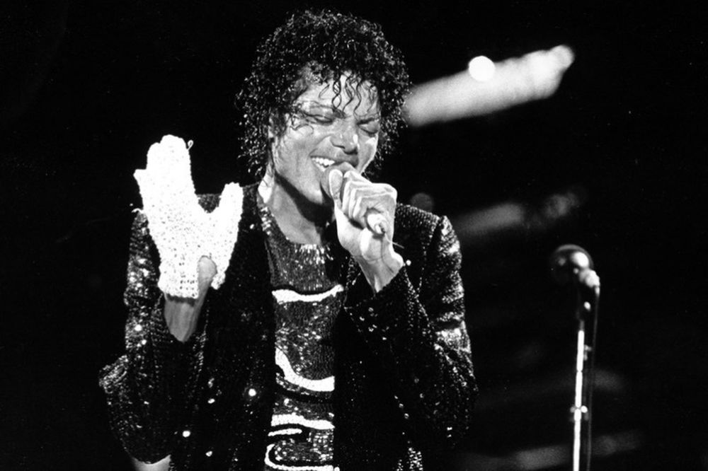 Πόσο κοστίζει το θρυλικό λευκό «γάντι» του Michael Jackson; (photo)