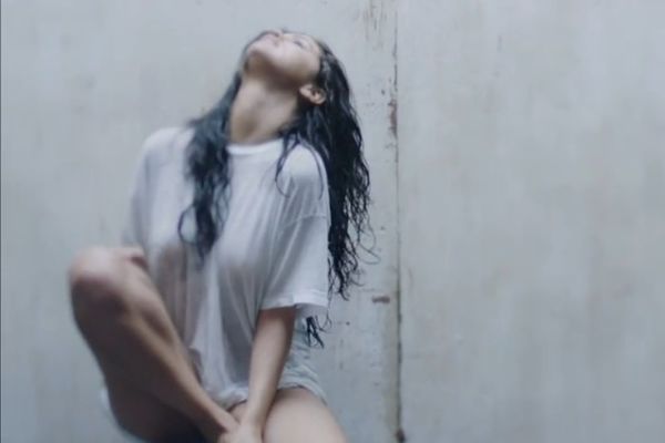 Τα… πέταξε όλα η Selena Gomez! (video)