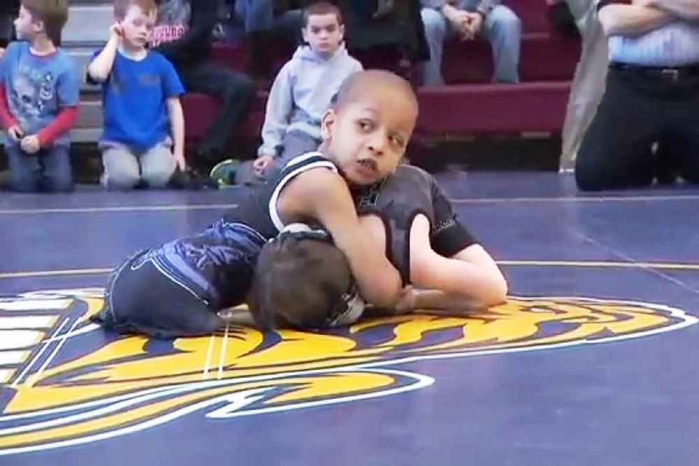 ΣΥΓΚΛΟΝΙΣΤΙΚΟ: Η ιστορία του 7χρονου παλαιστή χωρίς πόδια! (video)