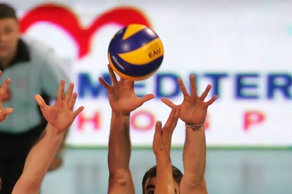 Ελλάδα: Σκόρπισαν τα Σκόπια οι Έφηβοι