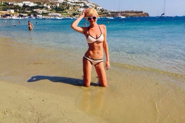 Συνεχίζει να «βουλιάζει» τη Μύκονο η Τζούλια! (photos)