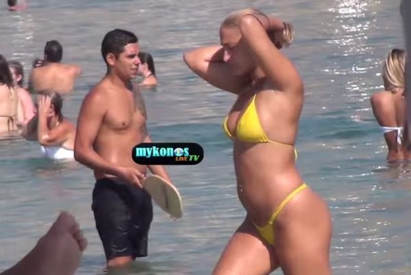 Η «θεά του τάκα τούκα» χτύπησε με… καυτό κίτρινο μπικίνι (video)