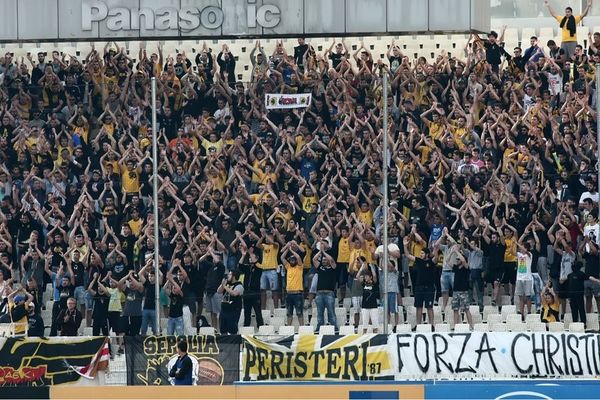 ΑΕΚ - Σεβίλλη: Ζεσταίνεται ο κόσμος στο ΟΑΚΑ (videο)