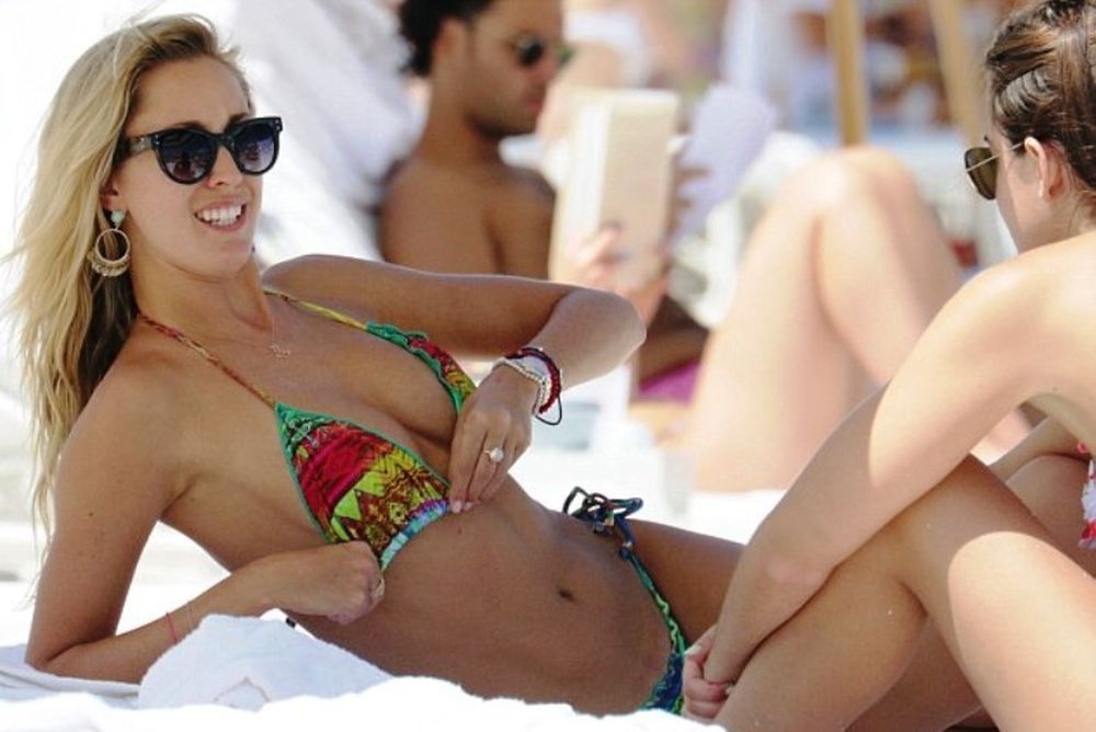 Μας έκαψε η διάσημη ξανθιά! (photos)