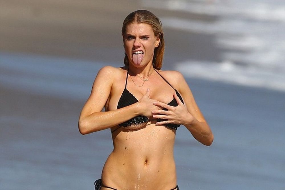 Η Σάρλοτ έβγαλε... βόλτα το στήθος της! (photos)