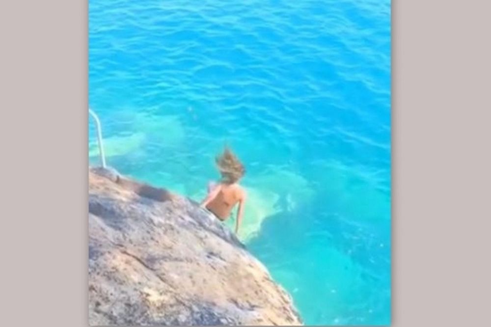 Σοκαριστική πτώση! Γλίστρησε στους βράχους ουρλιάζοντας η ηθοποιός