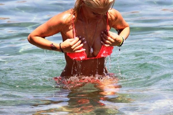 Topless γνωστή Ελληνίδα! (photos)