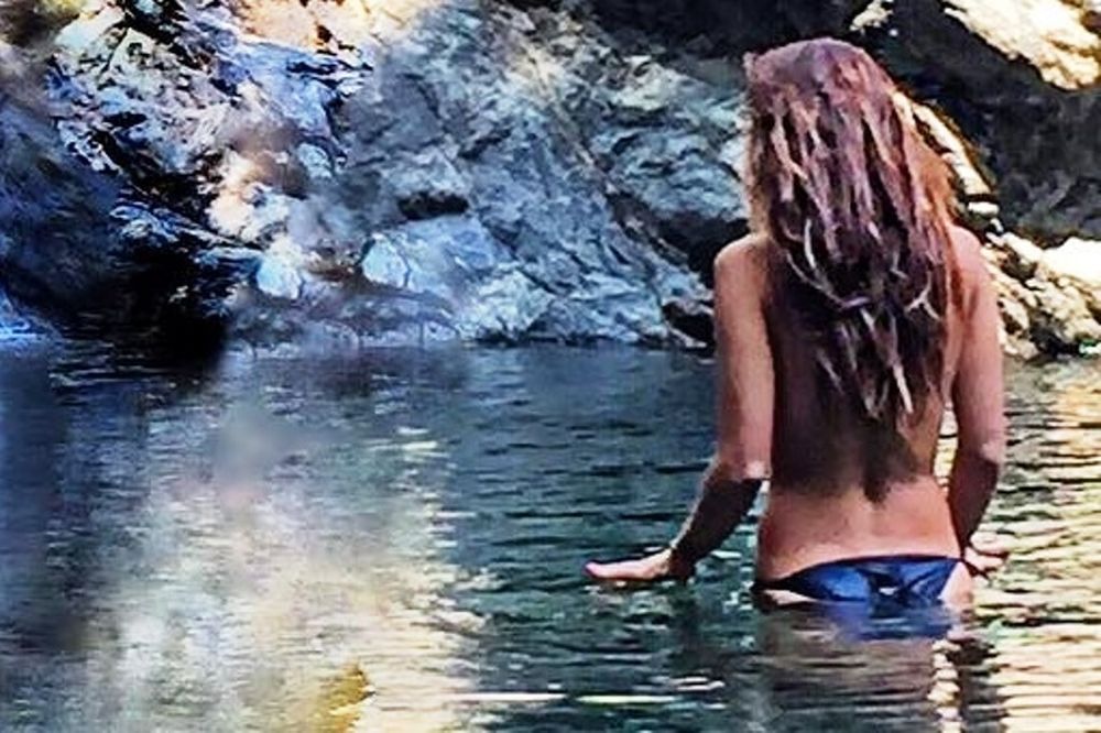 Topless η Μαίρη Συνατσάκη (photos)