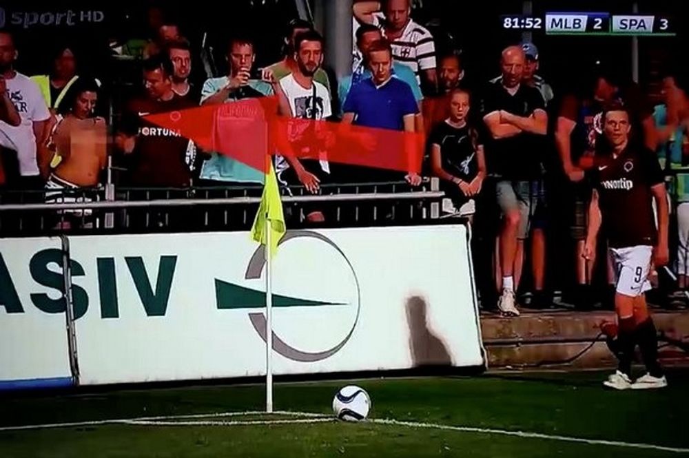 Οπαδός τα... πέταξε στο γήπεδο! (video)