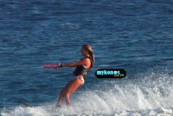 Η σέξι Τάμτα δάμασε τα κύματα! (video)