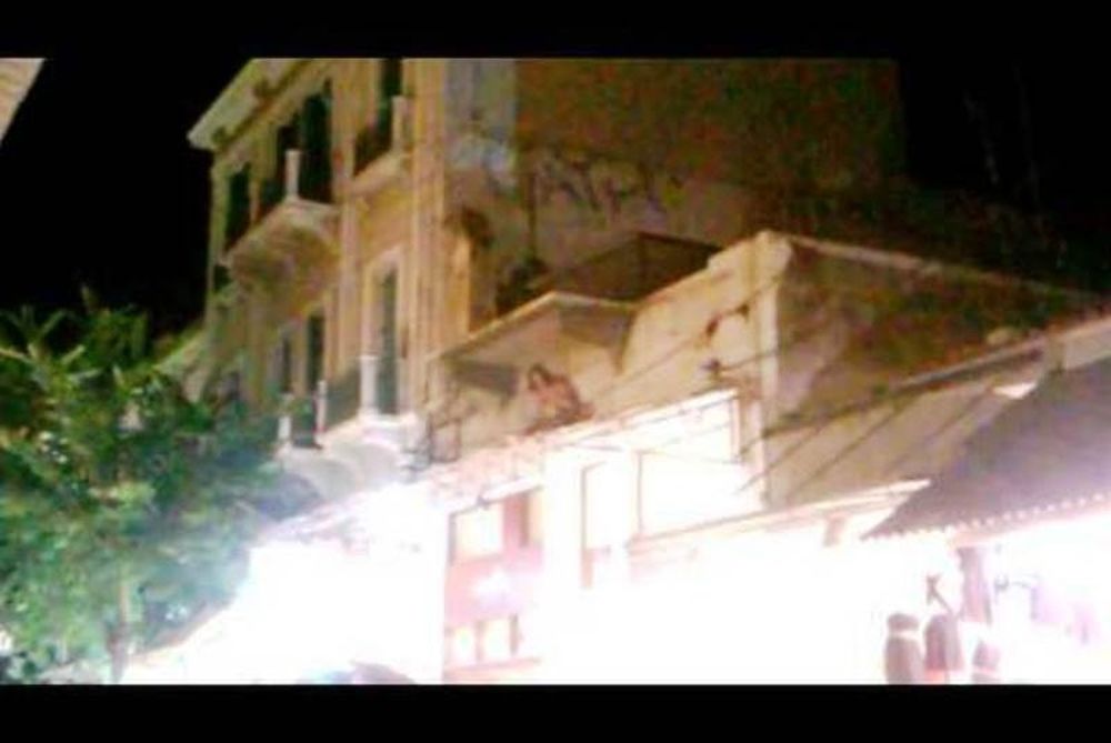Χανιά: Γάλλος τουρίστας γυμνός στη στέγη αλλά γιατί; (video)