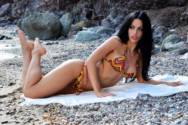 Η Ελένη Ματζουράνη φέρνει τον καύσωνα (photos)