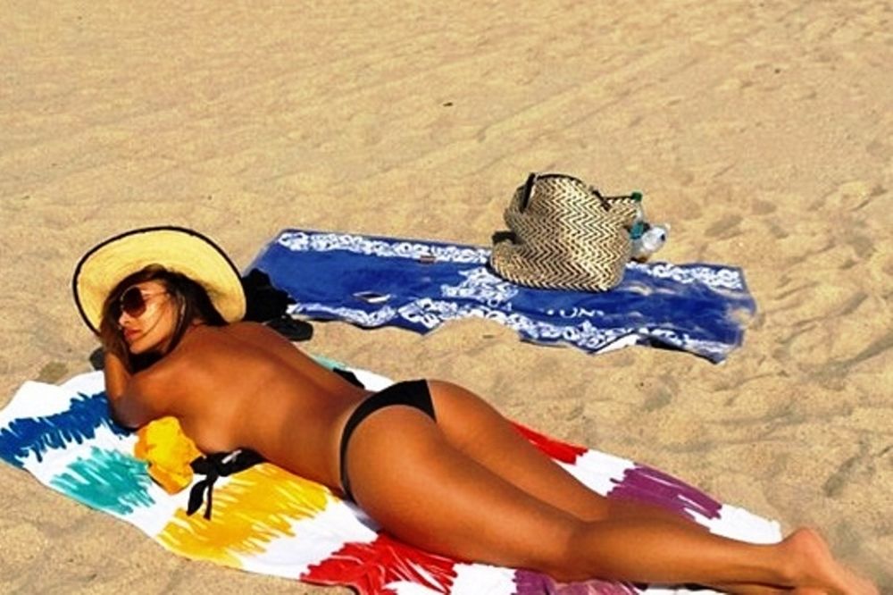 Η… καυτή ηλιοθεραπεία της Νικόλ! (photo)