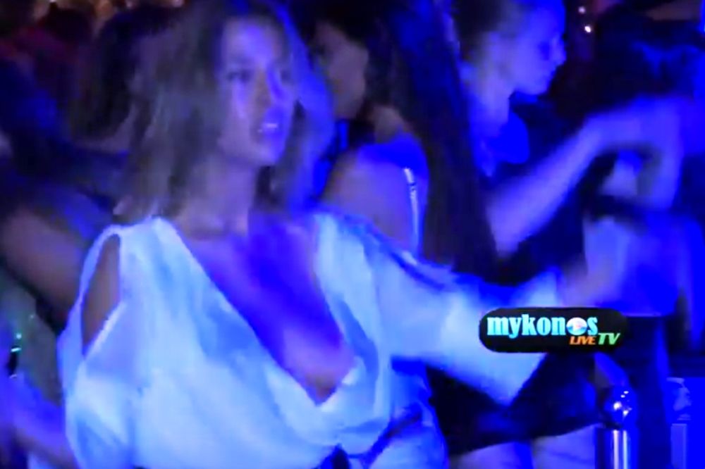 Η Ιταλίδα που ισοπέδωσε τη Μύκονο! (video)