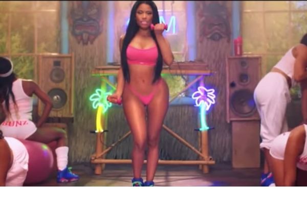 Η «γυμναστική» της Νίκι Μινάζ ξεσηκώνει! (videos)