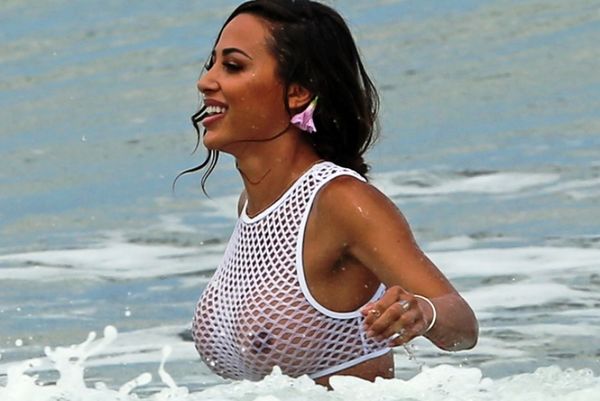 Μόνο με το… διχτάκι της στην παραλία (photos)