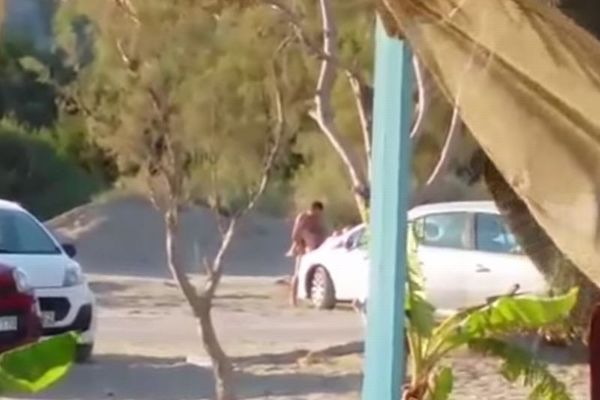Ξεφύγαμε τελείως! Έκαναν σεξ σε παραλία γεμάτη κόσμο! (video)
