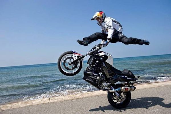Ο Chris Pheifer κρεμά το κράνος του (Photos)