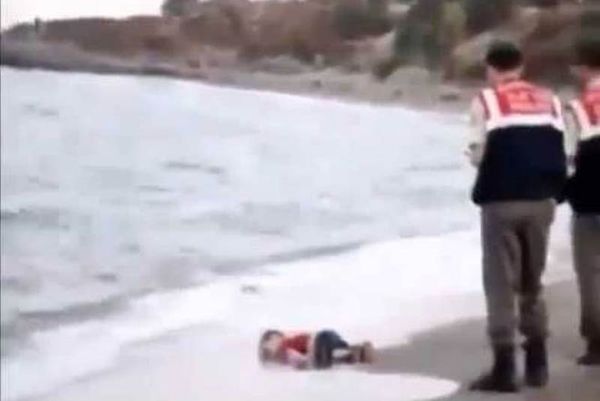 Ο 3χρονος Άιλαν είναι το νήπιο που ξεβράστηκε στις ακτές της Τουρκίας (photos+video)