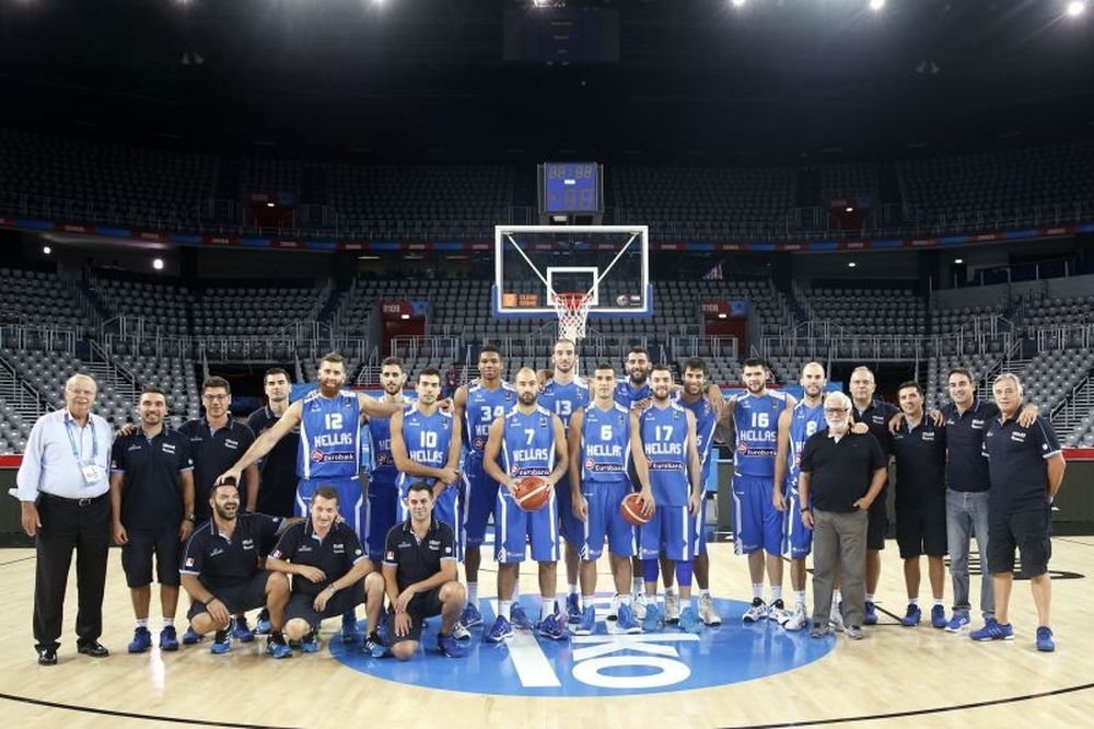 Η «επίσημη αγαπημένη» και τα… μοντέλα! (photos+video)