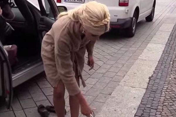 Τα πέταξε όλα στο κέντρο του Βερολίνου! (photos+video)