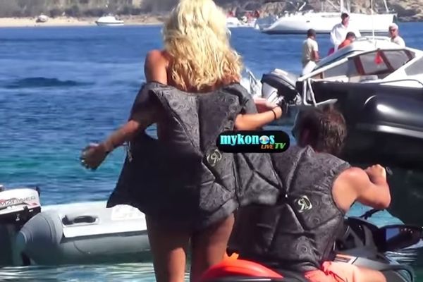 Τα… πέταξε και βούτηξε η «καυτή» Δούκισσα Νομικού (video)