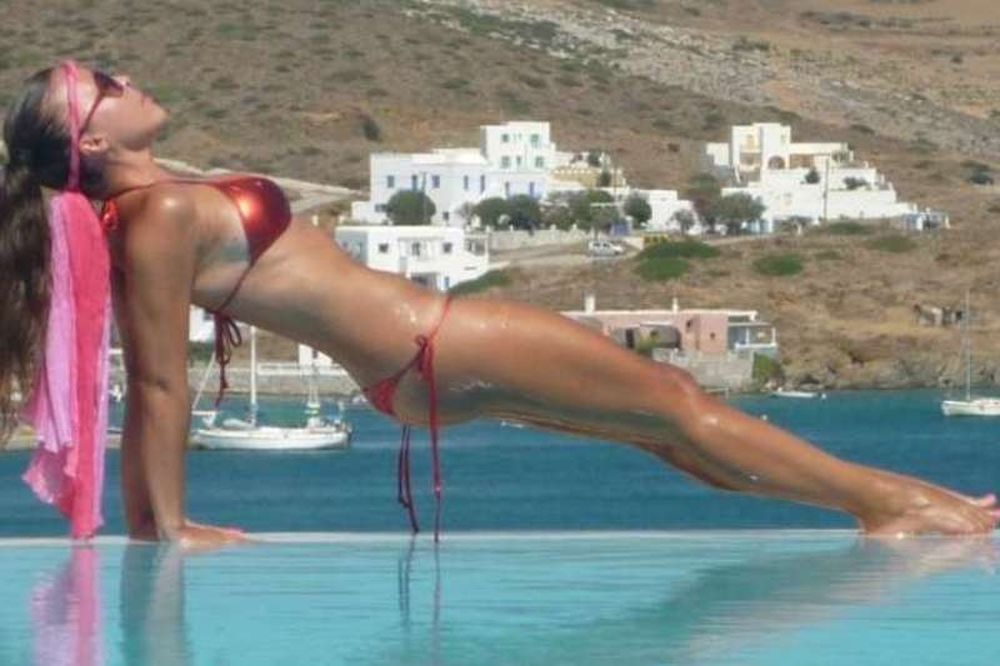 Η «καυτή» καλημέρα της Πάζιου με… κορδονάτο μαγιό (photo)