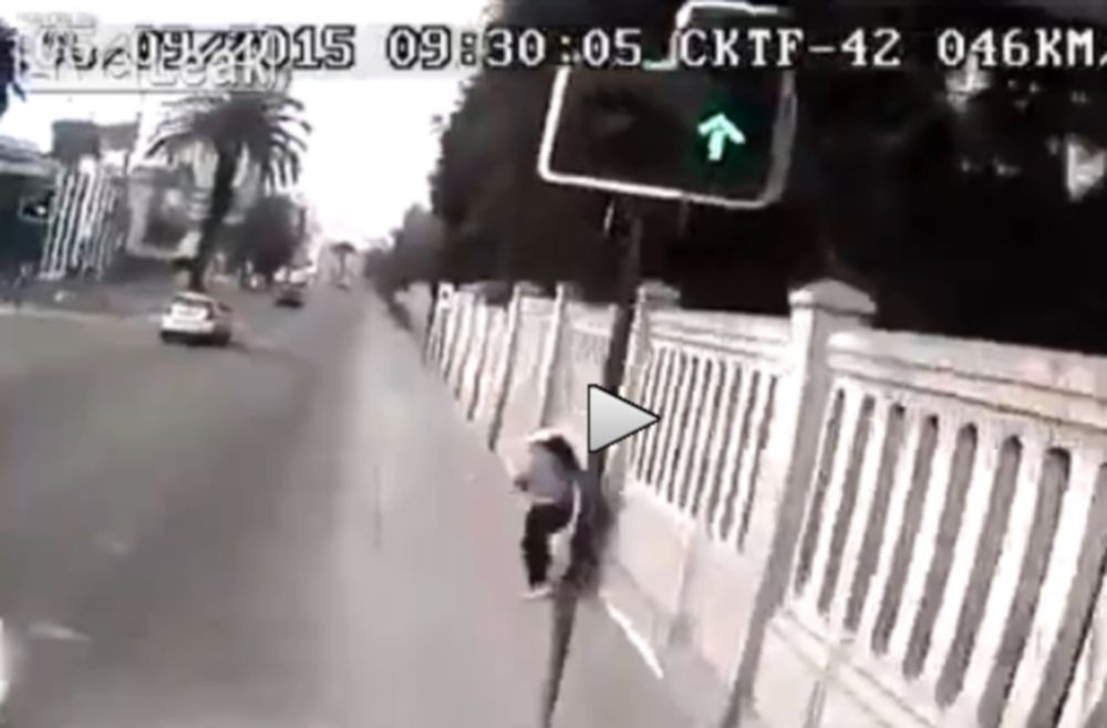 Μετωπική σύγκρουση οχήματος με φορτηγό (video)
