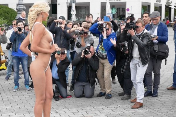 Γυμνή στο Βερολίνο (photos)
