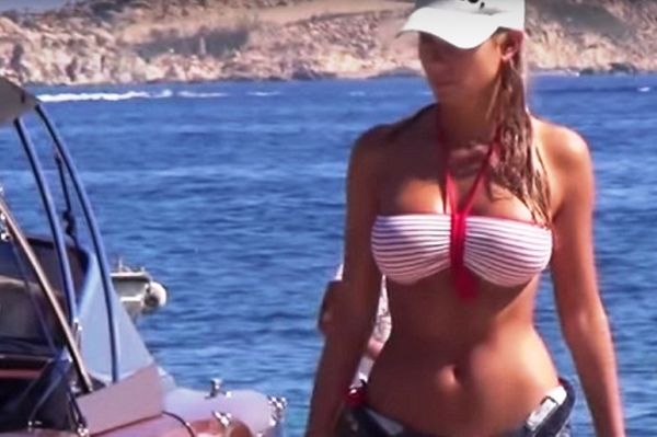Το απίστευτο στήθος της Δούκισσας! (video)