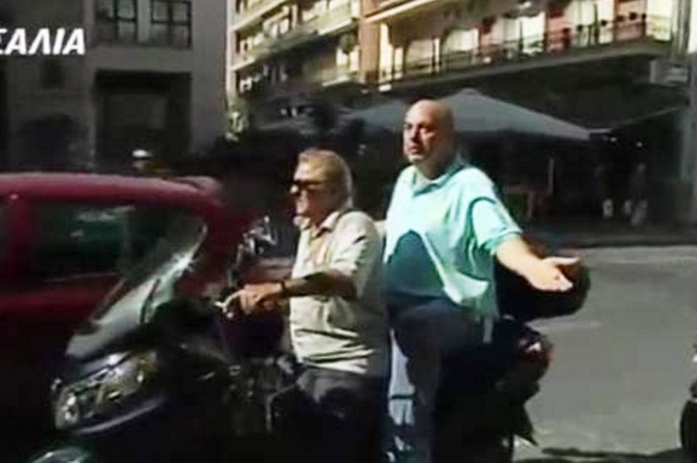 Ο Μπέος κάνει τον τροχονόμο πάνω σε scooter (video)