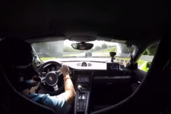  Επικό... κυνήγι Porsche-Nissan (video)