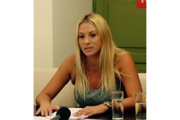 Μια... θεά δίπλα στον Λεβέντη! (photos)