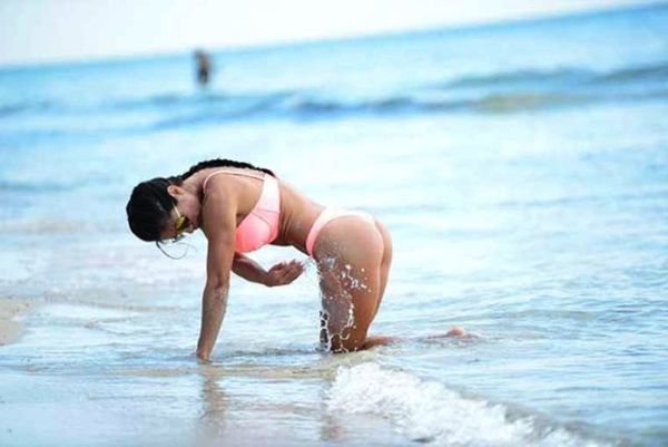 Έπεσε στα τέσσερα στην παραλία (photos)