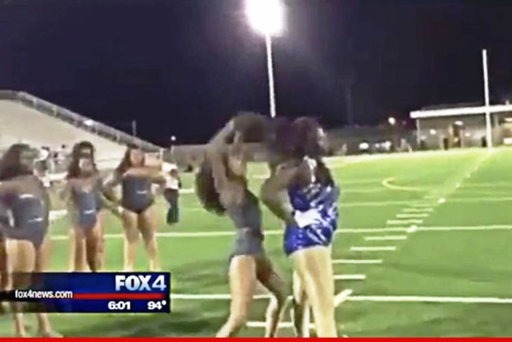 Τρελό ξύλο μεταξύ cheerleaders στην Αμερική! (video)